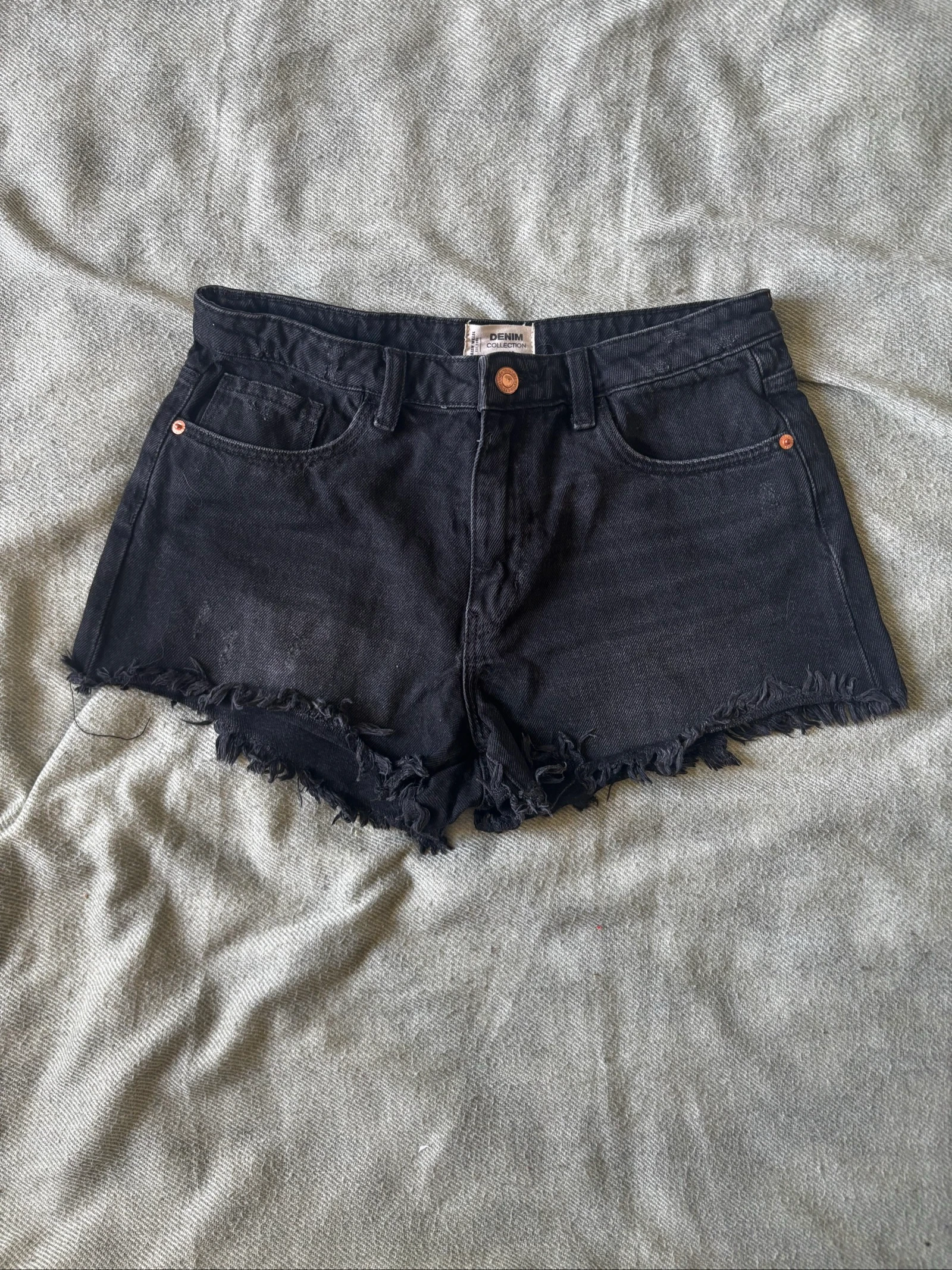 251/  Short en jean noir effet décousu - Tally Weijl - Taille 40